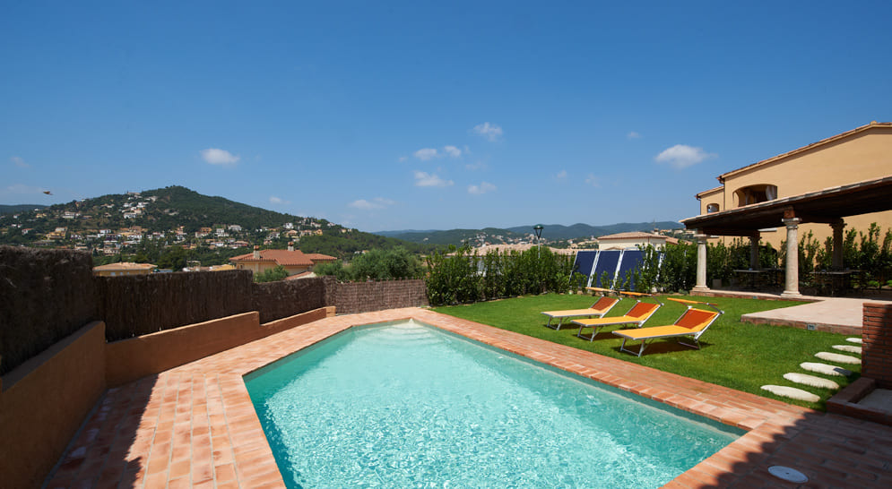 Terraza, jardín y piscina